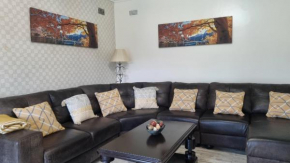 2BR Cottage Swimming Pool Near Airport